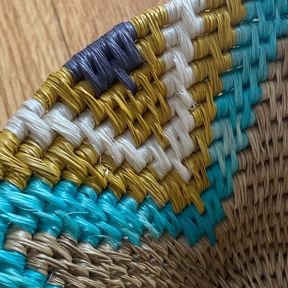 Round woven decorative basket - Picture 3 of 10